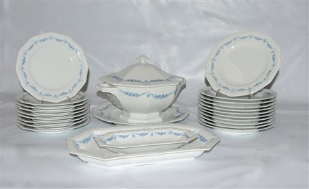 Manifattura di Rosenthal. Parte di servizio di piatti in porcellana decorata...