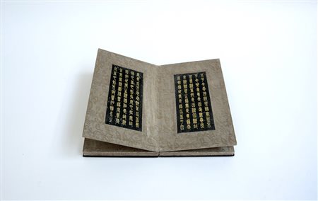 Piccolo volume contenente sutra con inserti nelle pagine in giada e scrittura...