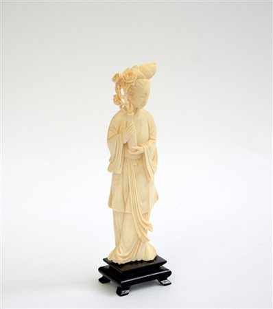 Piccola scultura in avorio raffigurante dama, con base in legno, Cina, sec....