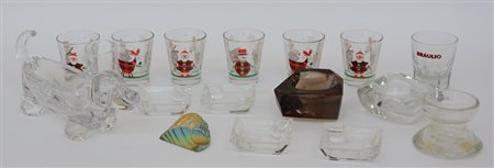 Scatola contenente alcuni oggetti in vetro di manifatture diverse (lievi...