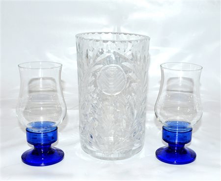 Lotto composto da un vaso in cristallo molato e due porta candele in vetro