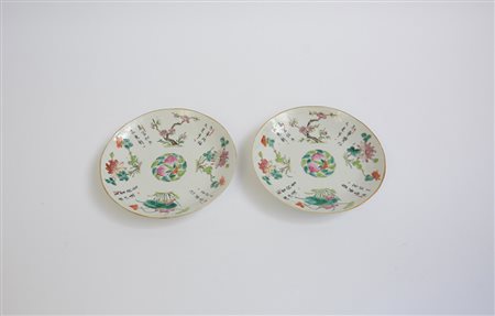 Due piatti in porcellana Famiglia Rosa a decorazione di fiori e pesche,...