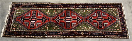 Passatoia Malayer, Persia secolo XX. Disegno a tre medaglioni rossi su fondo...