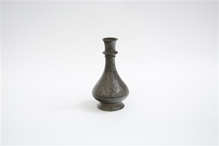 Piccolo vaso in bronzo di manifattura mediorientale (mancanze) (h. 22 cm.)