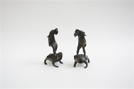 Coppia di candelabri in bronzo con personaggio mitologico su rospo Giappone,...