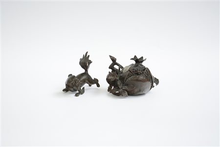 Contenitore in bronzo a forma di melograno con coperchio e piccolo leone...