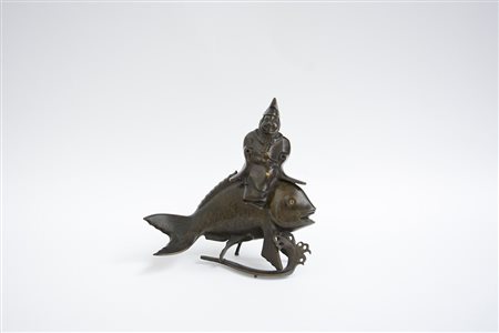 Gruppo in bronzo raffigurante pesce con pescatore (mancanze) Giappone, sec....