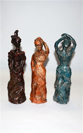Ignoto "Figure di donne" gruppo di tre sculture in terracotta smaltata....