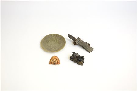 Lotto composto da quattro oggetti di arte orientale in bronzo nefrite e osso...
