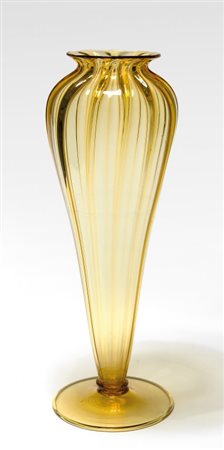 VITTORIO ZECCHIN, VENINIUn vaso soffiato trasparente costolato, circa 1925....