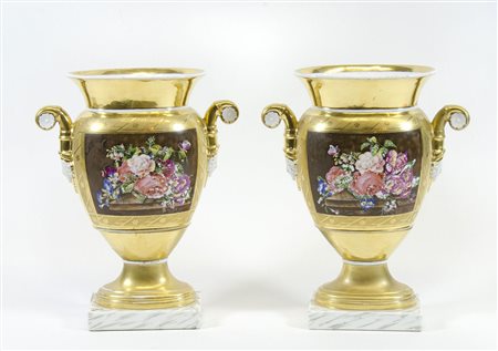 Coppia di vasi in porcellana dorata con medaglione centrale decorato a motivi...