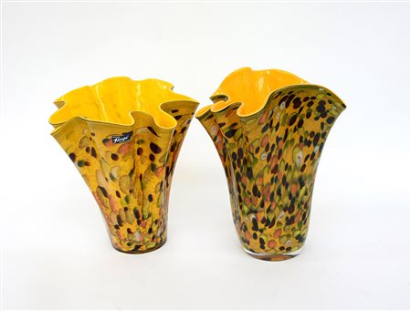 Coppia di vasi a fazzoletto in vetro decorato a murrine (cm 29,5 ca)