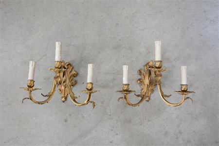 Coppia di appliques a tre luci in bronzo dorato decorato a motivi vegetali