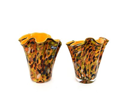 Coppia di vasi a fazzoletto in vetro decorato a murrine (h cm 20 ca)