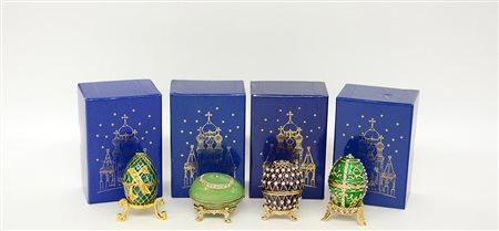 Lotto composto da quattro piccole uova in stile Fabergé, in custodie