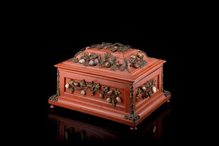 Cofanetto con coperchio ad urna in legno laccato rosso decorato da...