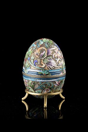 Uovo in argento e smalti policromi cloisonnè, decorato a motivi floreali su...
