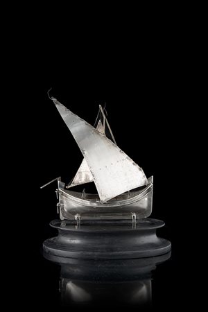 Modellino di barca a vela in argento con base in legno. Manifattura europea,...