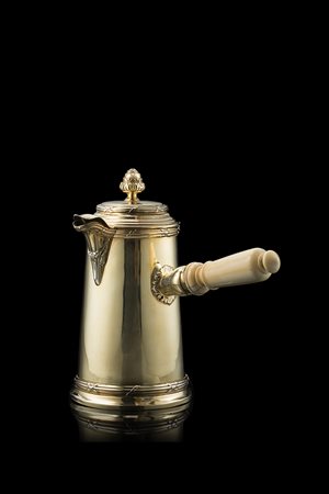 Versatoio in argento dorato di forma cilindrica con coperchio bombato...
