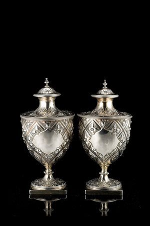 Coppia di vasi in argento dorato con corpo ad urna decorato a graticci con...