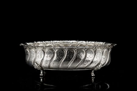 Centrotavola in argento di forma ovale decorato con motivi floreali entro...