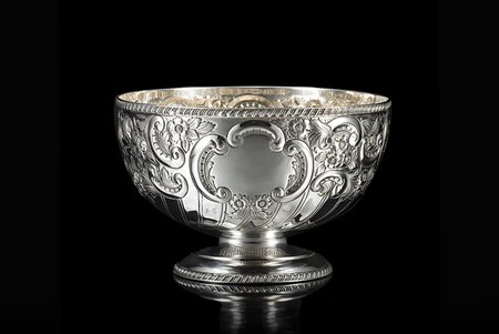 Bowl in argento di forma circolare, decorata con volute e motivi floreali,...