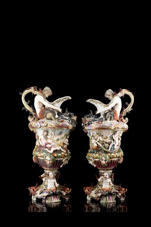 Coppia di vasi mesciacqua in porcellana policroma con figure mitologiche...