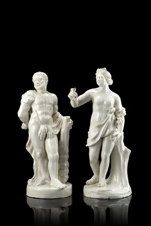 Coppia di statuette in terraglia bianca raffiguranti Ercole con la clava e la...