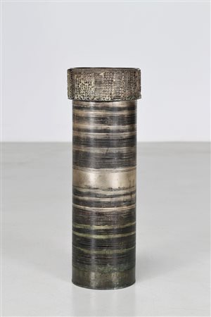 BURCHIELLARO LORENZO (n. 1933) Grande vaso in metallo inciso e scolpito....