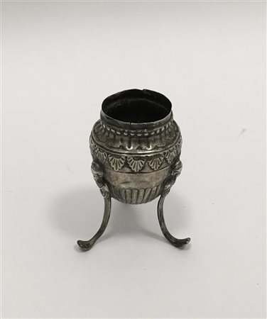 Bruciaprofumo tripode in argento decorato a scanalature e palmette. Regno...