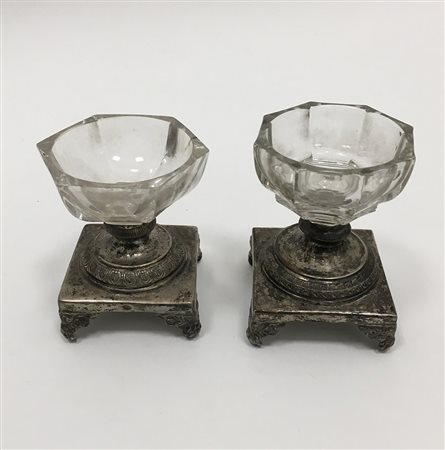 Due saliere similari con base in argento e contenitore esagonale in vetro....