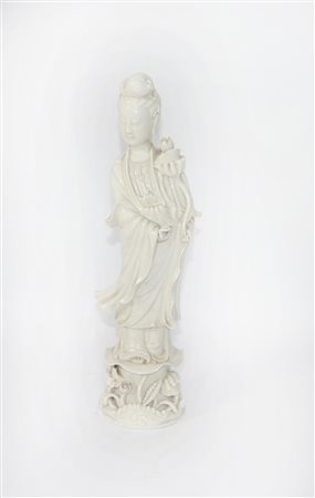 Grande Guanyin in porcellana Blanc-de-Chine con in mano un fiore di loto...