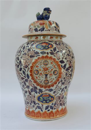Vaso in porcellana con decorazione floreale in stile Imari, il coperchio...