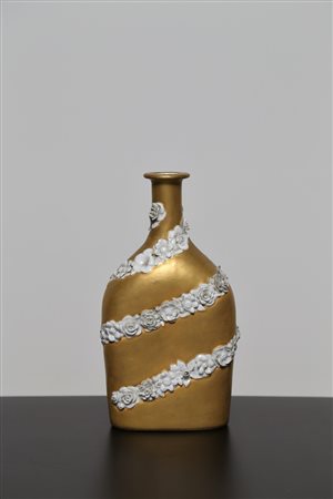 PONTI GIO' (1891 - 1979) Bottiglia in porcellana con decori a rilievo,...