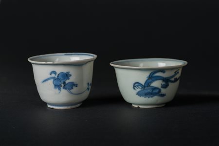 Arte Cinese Lotto di due tazzine in porcellana bianco/blu dipinte con motivi...