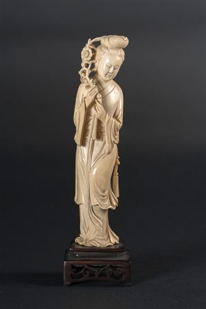 Arte Cinese Figura di Guanyin in avorio Cina, tardo XIX secolo- inizi XX...