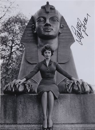 Sofia Loren. Fotografia. Cm 20,00 x 28,00. Fotografia autografata. [Nessun...