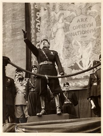 Discorso di Mussolini. 1935. Foto in bianco e nero. Cm 18,00 x 24,00. Al...