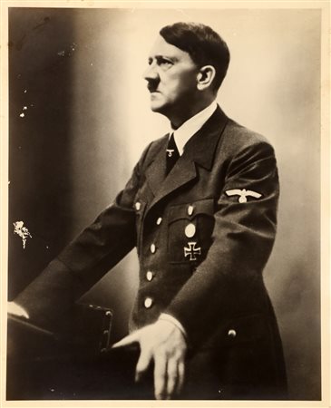 HOFFMANN HEINRICH (1885 - 1957) Hitler. fotografie ai sali d'argento. Cm...