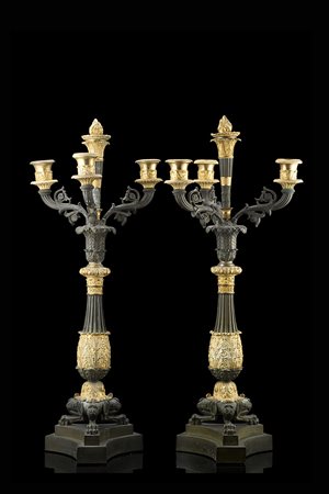 Coppia di candelieri "Impero" a quattro fiamme in bronzo brunito e dorato...