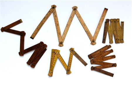 Lotto composto da cinque misure pieghevoli in legno-ENFive wooden folding rulers