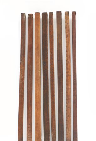 Lotto composto da otto misure e metri in legno-ENEight wooden measures
