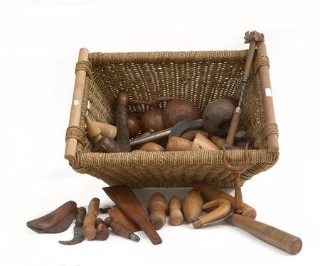 Cesta di cunei e roncole e attrezzi vari in legno-ENA lot of various tools