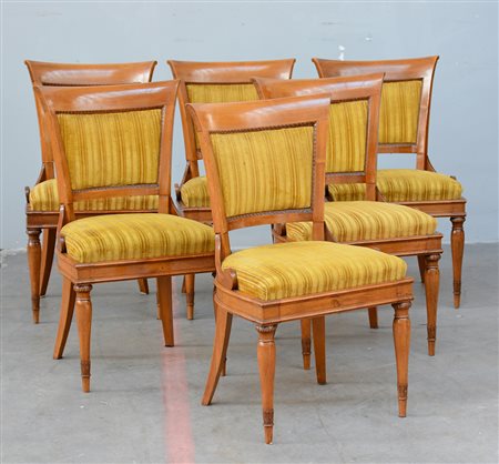 Gruppo di sei sedie in noce con seduta e schienale rivestite in tessuto color...