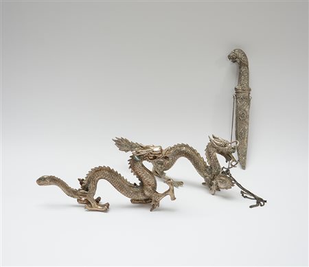 Lotto composto da coppia di sculture in metallo a forma di draghi e un...