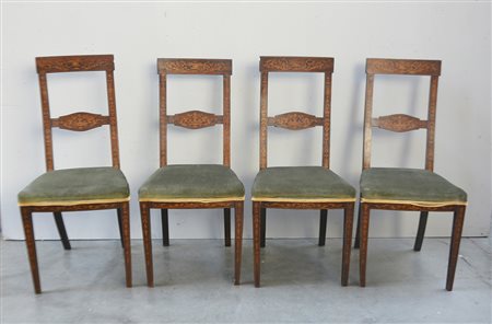 Gruppo di quattro sedie intarsiate con schienali a giorno e seduta in velluto...