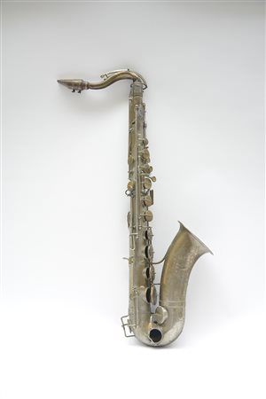Saxofono tenore della ditta Couesnon, Parigi 1950-60 c. In ottone argentato,...