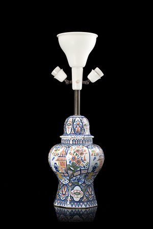 Manifattura di Delft, secolo XIX. Base per lampada in maiolica, riserve con...