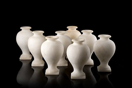 Gruppo di otto vasi portafiori in alabastro tornito (h. cm 13) (difetti)-ENA...