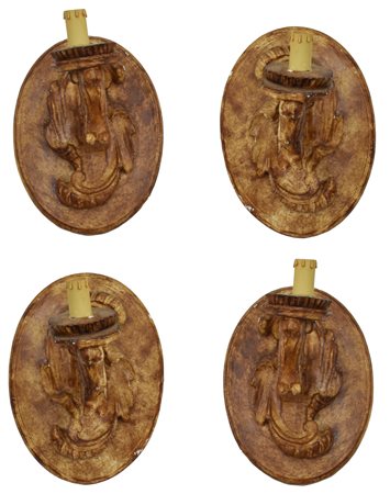 Lotto composto da 4 appliques in gesso dipinto copia dall’antico...